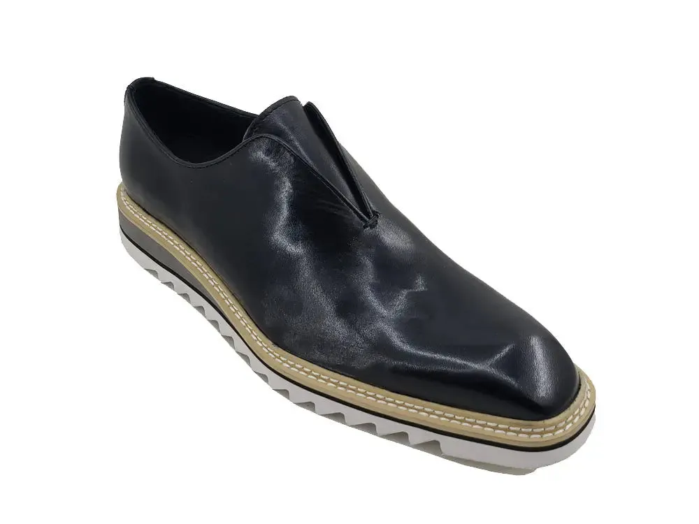 Laceless Loafer with Contrast color lightweight sole mood wear